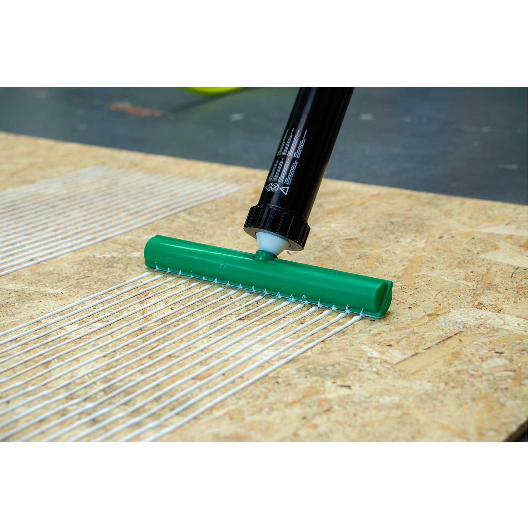 Grunfeld Spreader Head for Adhesives, 148mm, being used, demostration